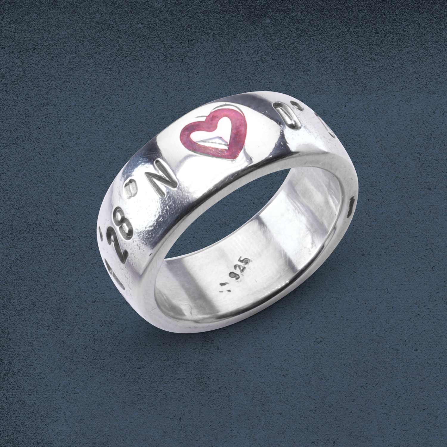 Koordinaten Bandring von Neptunsgeschmeide mit polierter Oberfläche und Herzsymbol mit pinker Gießharzfüllung. Angefertigt in 925er-Silber.