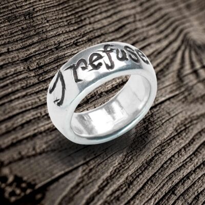 Bandring: "i refuse to sink" Handgravur. Von Neptunsgeschmeide. Handschriftliche Gravur, außen und innen möglich. Nahansicht, Anfertigung in 925er-Silber.