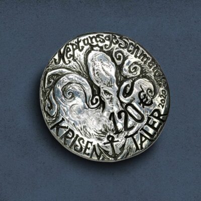 Ein runder Taler aus Zinn gegossen, von Neptunsgeschmeide als Gutschein, handgeprägt.
