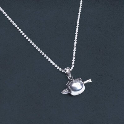 Fischbrötchen -schmuck Anhänger aus 925er-Silber an einer feinen Kugelkette.