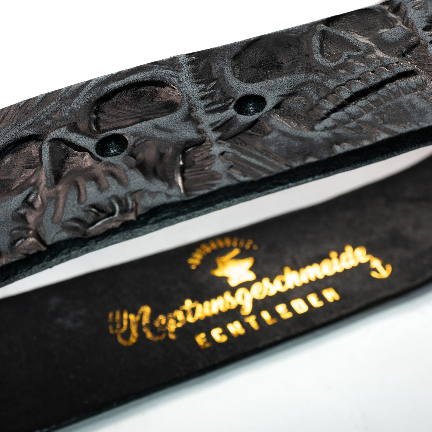 Handgeprägter Wechselgürtel, schwarz vintage 4 cm, Motiv Totenkopf, von Neptunsgeschmeide in Close up